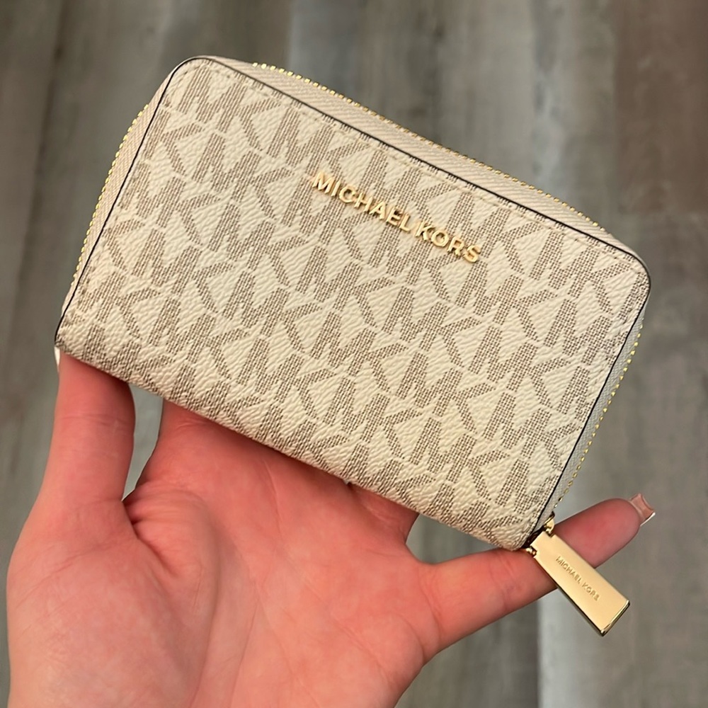 Small Michael Kors wallet NWOT